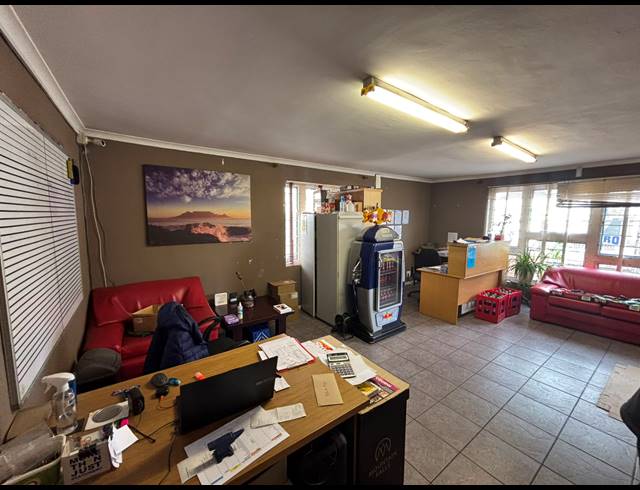 503M² WAREHOUSE TO LET IN STIKLAND INDUSTRIAL